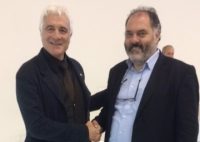 Stretta di mano tra i due candidati in corsa in Veneto, Innocenti e Nali